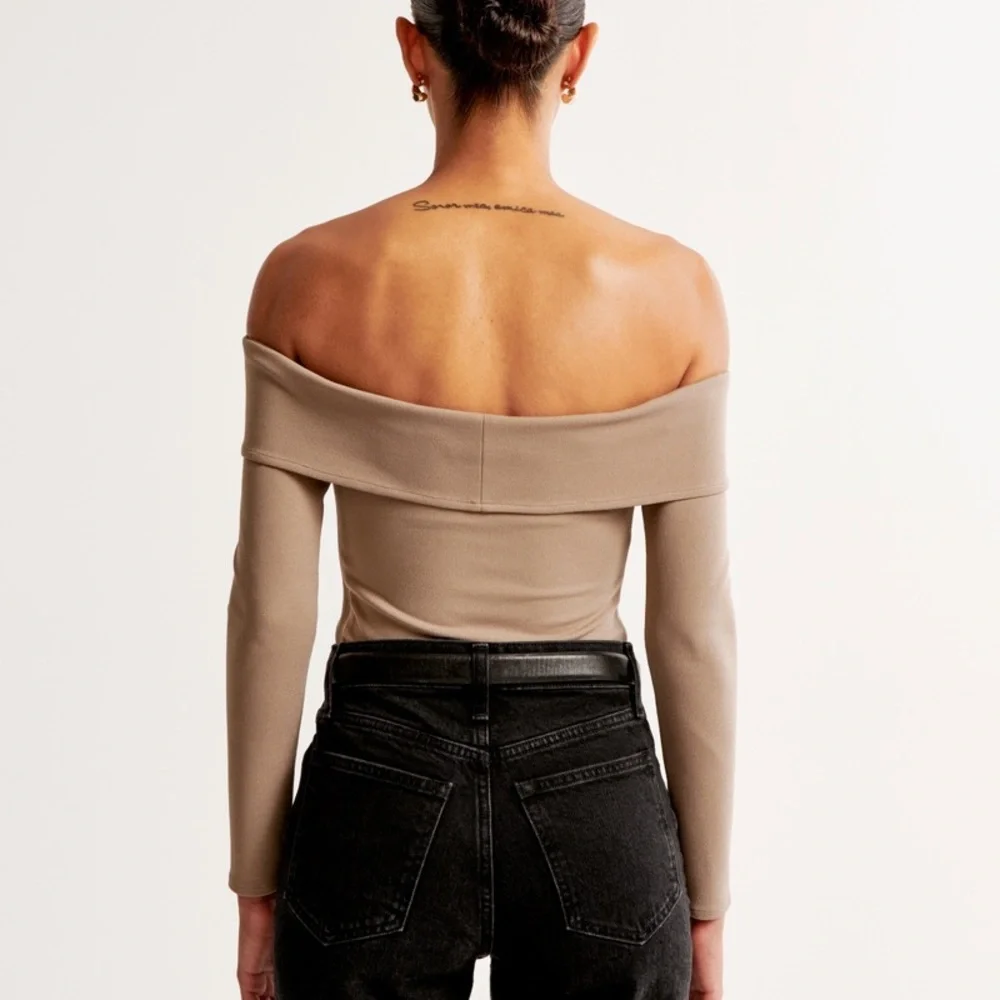 A&F Off-Shoulder Top - Picture 4 of 12